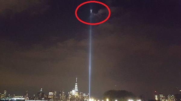 APARECE ÁNGEL EN FOTO en conmemoración caída Torres Gemelas
