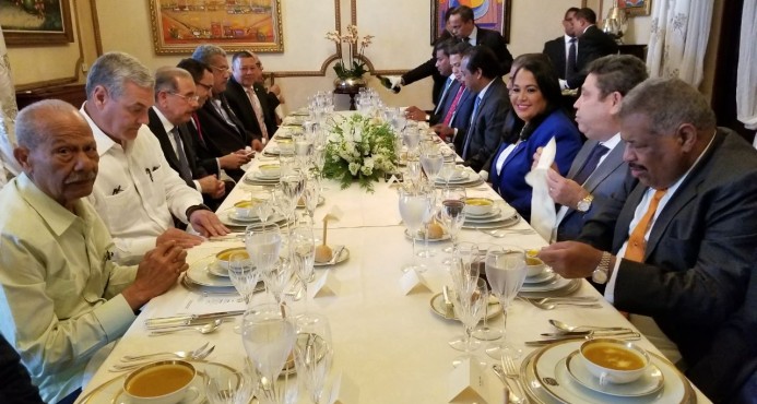 Danilo Medina reúne a su tropa de partidos aliados y pasa balance