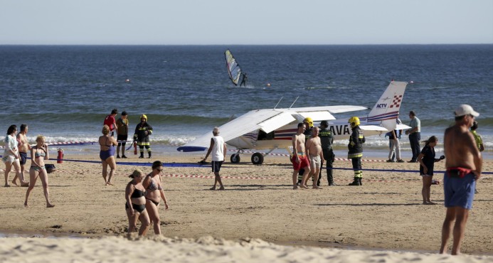 Avioneta realiza aterrizaje de emergencia en una playa y mata a dos bañistas