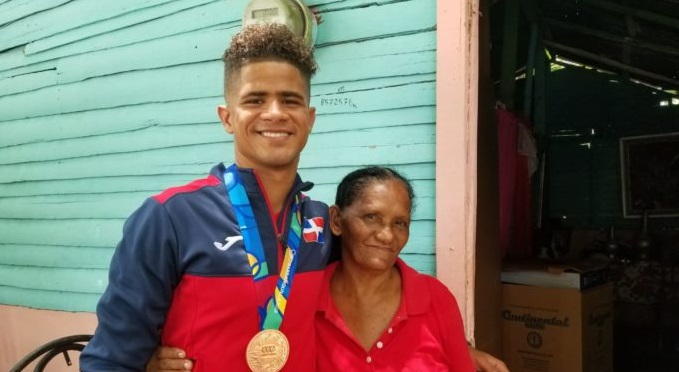 Brayan Almonte, medallista de Nagua, sueña con construir vivienda a su madre