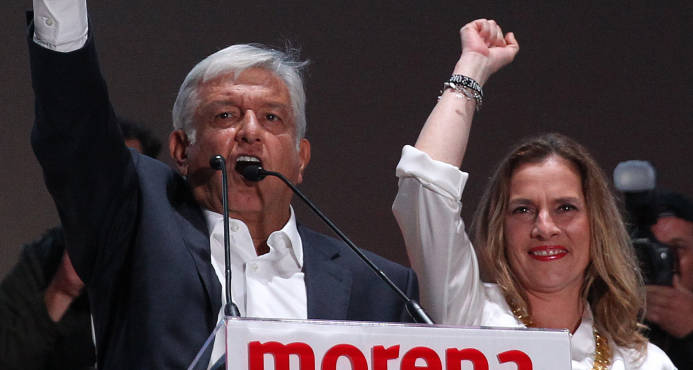 Presidente de México critica altos salarios de magistrados
