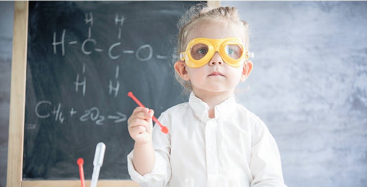 Niña británica de 3 años registra un coeficiente superior a Einstein