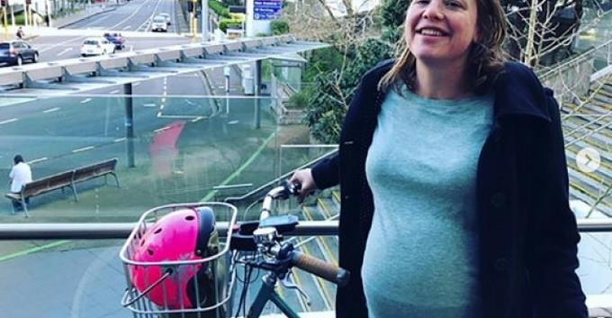 Ministra de Nueva Zelanda da a luz a un niño luego ir al hospital en bicicleta