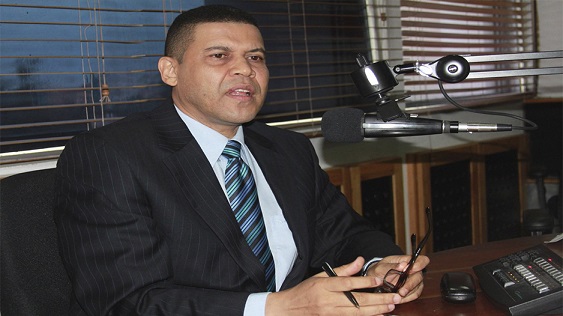 RICARDO NIEVES: Yo no trabajo con bocinas…