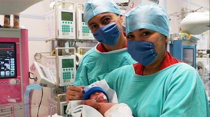 Bebé nace 14 días después del parto espontáneo de su gemelo