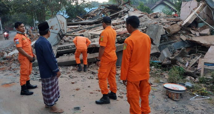 Se elevan a 82 los muertos por el seísmo de magnitud 7 en Indonesia