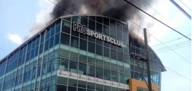 Incendio afecta edificio que aloja la gobernación de la provincia Santo Domingo