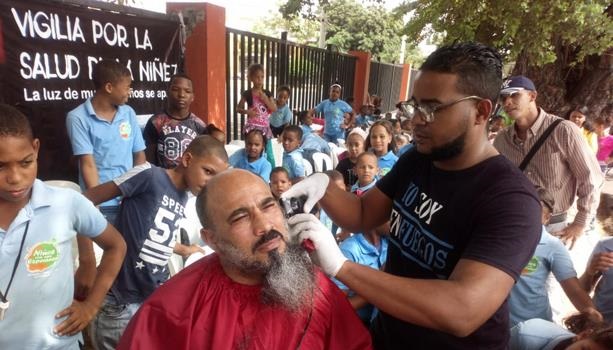 PASTOR SE QUITA BARBA EN SANTIAGO; gobierno cumple promesa…