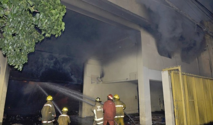 Incendio destruye almacén de motores y piezas automotrices en Villa Juana