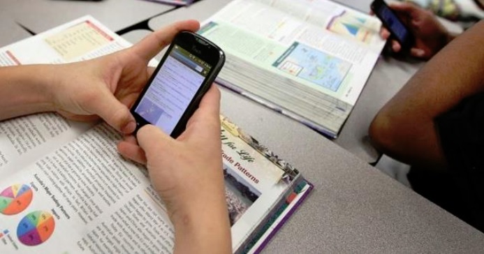 Jóvenes son más críticos con prensa que adultos, según estudio