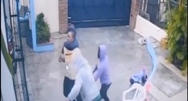 VIDEO: Tres hombres armados penetran a vivienda en SFM y realizan robo