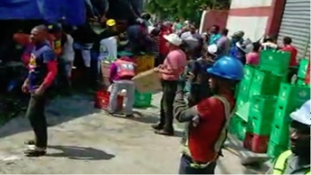 VIDEO: Saquean patana que cargaba cervezas durante accidente en avenida Independencia