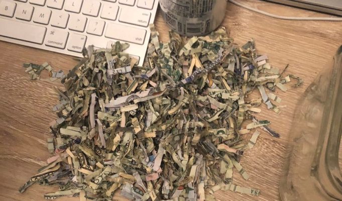 Niño mete en trituradora de papel ahorros de sus padres y ahora intentan recuperarlos