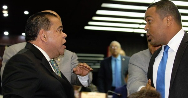 LEGISLADOR LLAMA LADRÓN a otro diputado. VIDEO