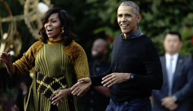 Barack Obama aparece de sorpresa en apoyo a su esposa Michelle durante presentación de libro