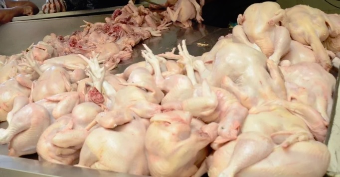 Dicen venden el pollo al doble de su precio…