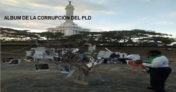 Instalan “álbum de la corrupción” en plazoleta de monumento de Santiago
