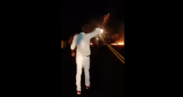 VIDEO: Haitianos incendian neumáticos sobre puente comunica Higüey con El Seibo