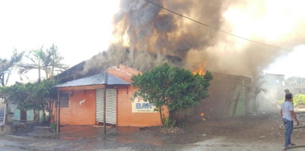 EN SANTIAGO, incendio destruye negocios…