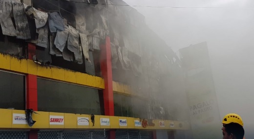 Incendio la madrugada de este domingo en la tienda L&R Comercial