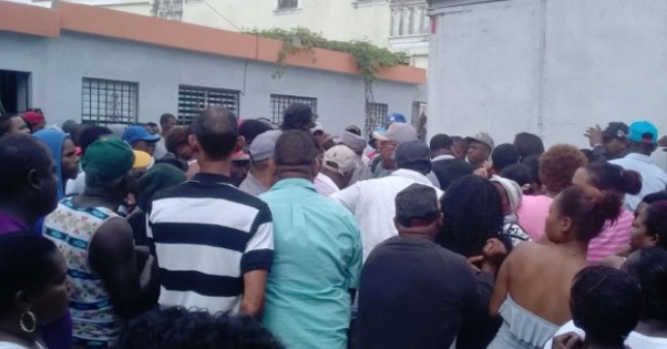 Leonel inicia hoy la entrega de cajas navideñas…