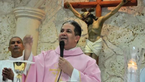 Capellán de la PN manda a callar a Wilton Guerrero; deje que la institución haga su trabajo