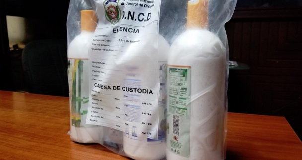 EN AILA, detienen hombre con varios envases llenos de cocaína líquida
