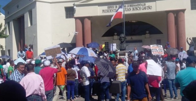 Familia Rosario reclama patrimonio frente al Palacio Nacional