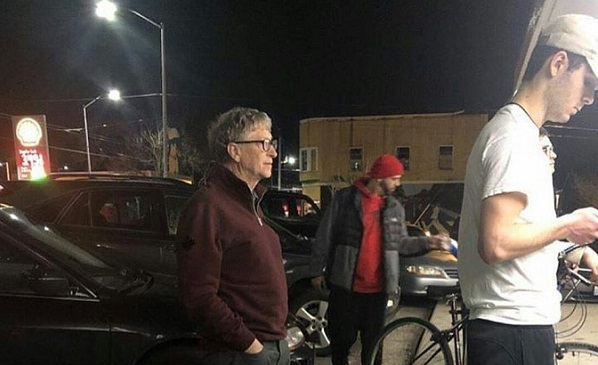 Imagen de Bill Gates haciendo fila para comprar hamburguesa se hace viral en redes sociales