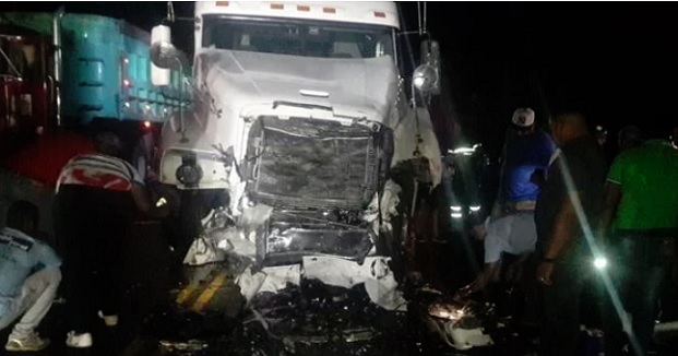 EN BANI, patana embiste carro y mueren cinco personas…