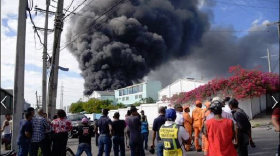EN HAINA, fuego ha consumido casi la totalidad de la empresa de plásticos