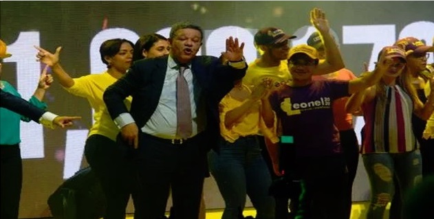 Leonel cambia su estilo de campaña…