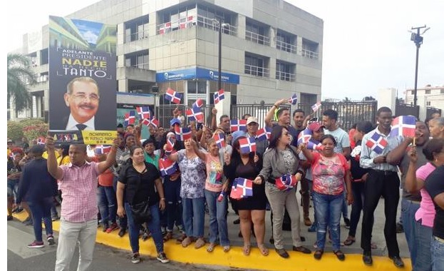 Manifestantes de «El Pueblo Manda» piden a Danilo reelegirse en 2020