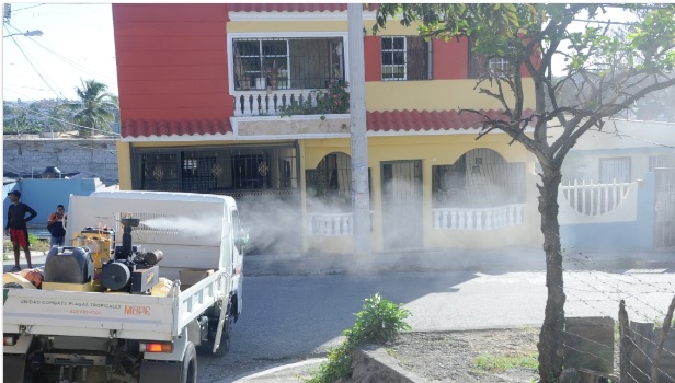 Salud Pública interviene Los Alcarrizos para prevenir y controlar dengue