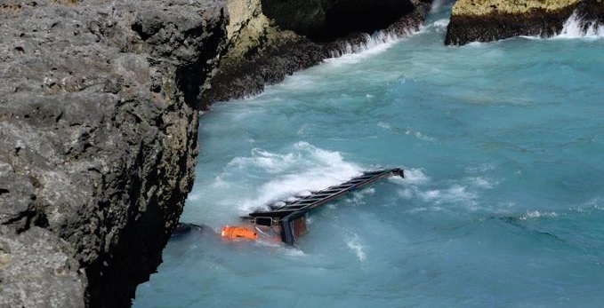Un muerto y dos heridos tras caída al mar de camión en Las Américas