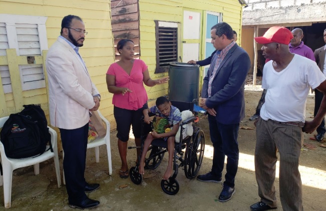 Holguín llega como “Santa Claus” donde niño discapacitado de Haina…