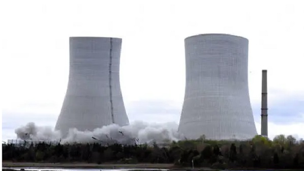 En apenas segundos demuelen dos torres en Massachusetts