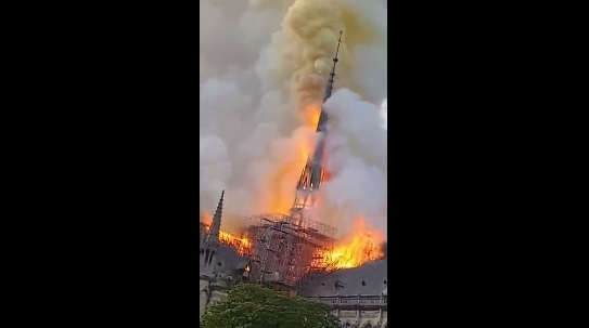VIDEO: Conmoción en Francia por incendio en la catedral Notre Dame de París