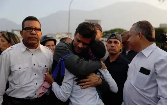 Liberan opositor venezolano Leopoldo López…