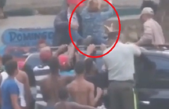 VIDEO: Lucía Medina hace “regalitos” a bañistas en Semana Santa