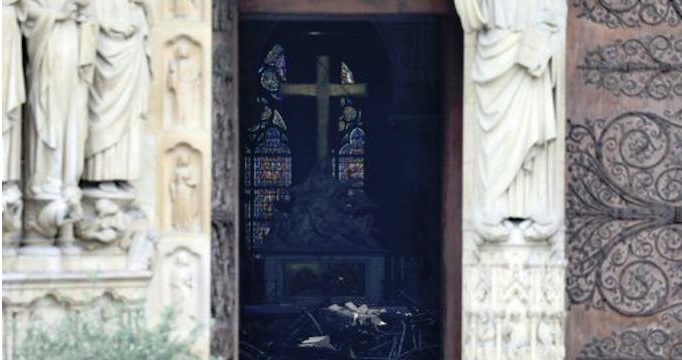 Bomberos anuncian la extinción total del fuego en Notre Dame
