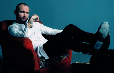 ESPECTÁCULO: Santiago Cruz le coquetea a la bachata…