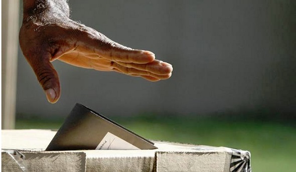EN LA INDIA hombre se corta dedo tras haberse equivocado en su voto
