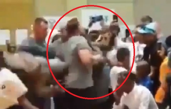 VIDEO: Atacan con una patada por la espalda a Arnold Schwarzenegger. (Nada grave)