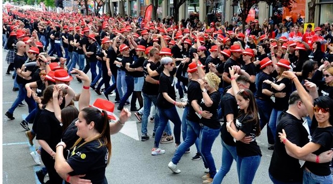 Mil personas bailan bachata en localidad española y baten el récord Guinness
