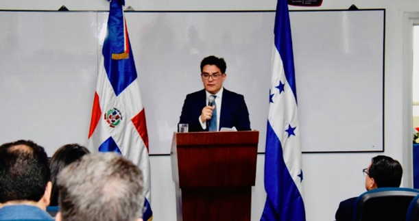 Debaten en Honduras tesis de que Danilo Medina podría repostularse sin reforma constitucional