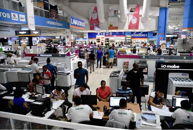 Dominicanos piden “fiao” para comprar regalos de las madres…