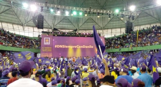 Cientos de personas en el Palacio de los Deportes apoyan reelección de Danilo…