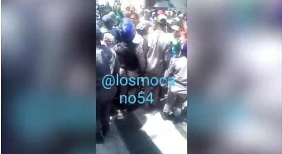 VIDEO: “A palo limpio”, policías rompen manifestación de mocanos