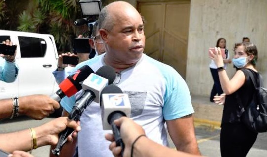 PADRE DE EMELY PEGUERO explota contra la justicia, tras la reducción de la condena a Marlin Martínez